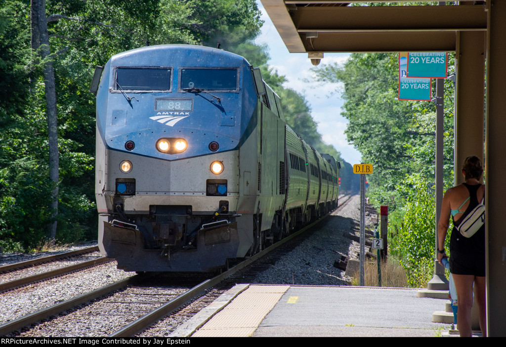 Amtrak 693 approaches Wells